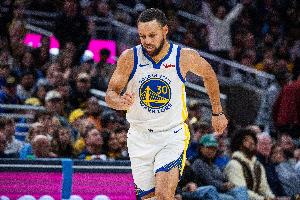 卡特：在庫里小時(shí)候我經(jīng)常帽他 后來他在比賽中爆我 這是因果循環(huán)