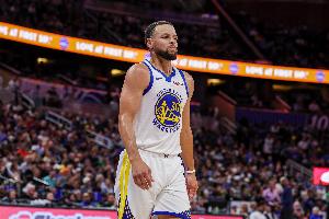 庫(kù)里：今天上半場(chǎng)我又扭到了腳踝 但我覺得情況不算太嚴(yán)重