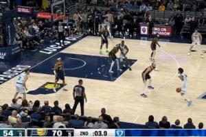 這么抽象了嗎？半場(chǎng)結(jié)束前最后一攻 三球突破拉桿上空籃沒中