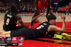 腦子在線！楊瀚森左手跟對手爭球 右手示意裁判快點吹！