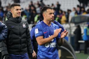 記者：李可因傷沒(méi)有參加全隊(duì)賽前合練，明天能否首發(fā)是個(gè)未知數(shù)