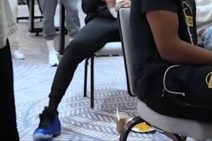 亂穿鞋時(shí)代！庫里在奧蘭多打客場(chǎng)期間還被拍到上腳哈達(dá)威藍(lán)噴