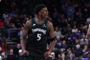 我一人打一隊(duì)！愛(ài)德華茲第三節(jié)9中7怒轟19分 太陽(yáng)全隊(duì)才19分