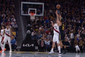 當(dāng)瞄準(zhǔn)鏡用！庫(kù)里連續(xù)面對(duì)克林根命中三分球