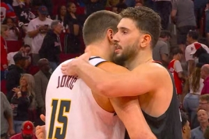 哥還是你猛??！申京賽后和約基奇擁抱寒暄??