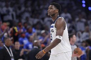 上來(lái)就有！愛(ài)德華茲借掩護(hù)干拔三分命中 同時(shí)戈貝爾被犯規(guī)還加罰