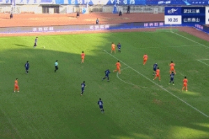 進(jìn)球無效！達(dá)蘭頭球攻破王大雷十指關(guān)，裁判經(jīng)VAR確認(rèn)判越位在先