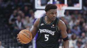 愛(ài)德華茲頂著狄龍標(biāo)志性回拉三分再進(jìn) 森林狼16-4追到差1分！