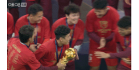 我們是冠軍??武磊、王燊超共同捧起火神杯，海港中超第4冠