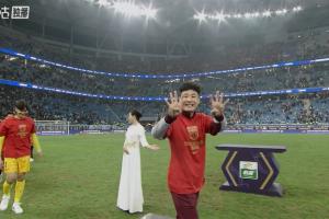 本賽季因傷僅踢6場！武磊領(lǐng)取中超冠軍獎牌，開心向鏡頭比“4”