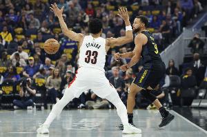 庫里上腳的“蝙蝠俠”據說是李寧團隊火速送去的 難道要聯(lián)手了？