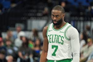 開局就熱！杰倫·布朗首節(jié)6投3中 貢獻(xiàn)9分3籃板3助攻1搶斷