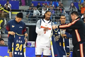 廣東隊官方社媒曬朱芳雨為4大新援發(fā)放球衣視頻：社牛入隊儀式