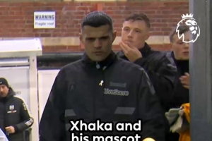 好暖！扎卡賽前給球童穿上自己的外套