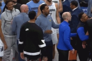 什么情況？比賽結(jié)束后克萊和場下的莫蘭特發(fā)生口角 及時被拉開了