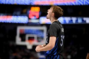 比賽氣質(zhì)越來越好！弗拉格45度角三分線外手起刀落 助隊追平比分