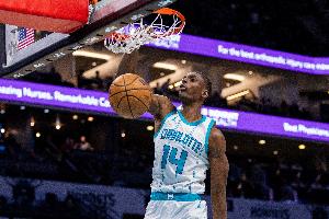 力劈華山！迪亞巴特順下起飛單臂砸筐