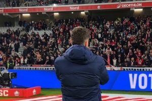 結(jié)束法甲8場進球荒！吉魯賽后謝場，揮舞圍巾與球迷互動