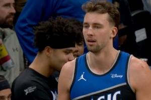 杠上了！杰倫·布朗拽倒小瓦被吹犯規(guī)&抱怨裁判吃T 綠軍挑戰(zhàn)失敗