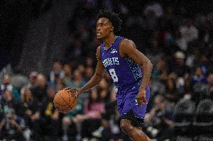 搶分高手！塞克斯頓突破多人防守上反籃打成2+1 黃蜂一波10-0