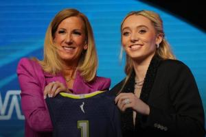 達(dá)拉斯籃球殺瘋了~飛翼連續(xù)兩年拿到狀元簽 獨行俠1.8%概率抽狀元