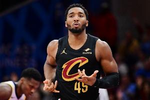 火力全開(kāi)！米切爾半場(chǎng)11中8高效砍下18分4板2助