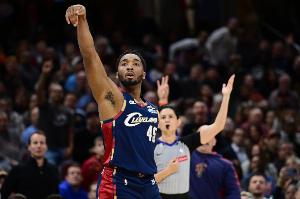 百步穿楊！米切爾追身三分轟進(jìn) 騎士將分差拉開(kāi)到兩位數(shù)