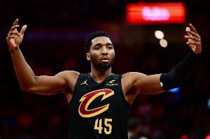 分差達(dá)到18分！米切爾弧頂撤步迎著防守再中三分球