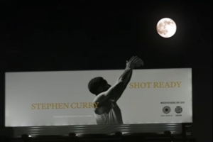 延時攝影！庫里投籃廣告牌和月亮完美角度！形成一個出手投籃弧線