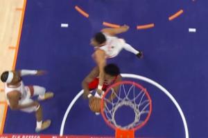 太猛了！阿門沖擊內(nèi)線布克拉都拉不住打進(jìn)2+1 裁判升級(jí)為惡意犯規(guī)