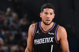 繼續(xù)開炮！布克手感火熱 弧頂抬手三分再度穿針