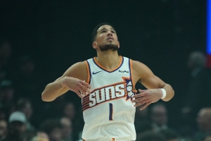 得分全在首節(jié)！布克半場(chǎng)7中3拿到9分3助有3失誤 正負(fù)值-5