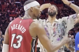 濃眉賽后和阿德巴約擁抱 還朝熱火主場(chǎng)球迷瘋狂飛吻??