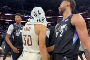 老隊友！李凱爾賽后與庫里、追夢、小佩頓擁抱互動