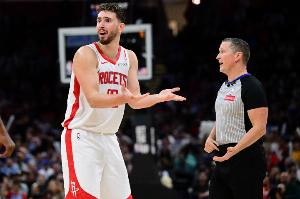 什么操作？申京試圖大回環(huán)騙犯規(guī)&但被布克切掉 反搶又賠上犯規(guī)