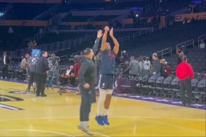 目測今天會打！保羅賽前訓(xùn)練 和助教著重練習(xí)了中距離投籃