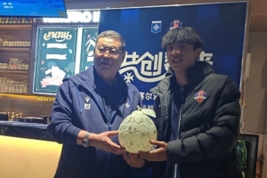 寄托殷切期望！魏祥鑫正式留洋后，犀旺贈(zèng)送其“柚子足球”