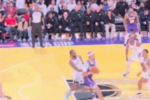 保羅飛身跳賊高保護(hù)籃板 小卡單打底線直接干拔中投命中！