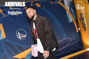 勇士男模隊進(jìn)場！庫里花式亂穿鞋 波杰姆斯基腳踏滑板車