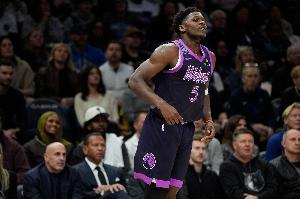 愛德華茲：我需要適應(yīng)打控衛(wèi) 我們必須減少失誤&在體系中打球