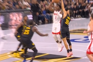 天怎么黑了！阿隆·霍勒迪持球強攻 先后遭遇庫里和追夢大帽封蓋