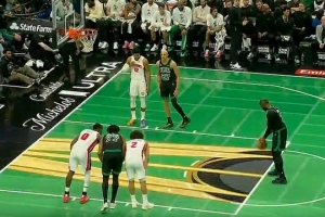 揚眉吐氣！杰倫·布朗單打哈里斯 強攻籃下拋投高打板涮進2+1！