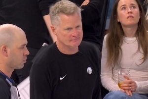 難了！庫里帶球攻筐被吹進(jìn)攻犯規(guī) 科爾選擇挑戰(zhàn)但以失敗告終