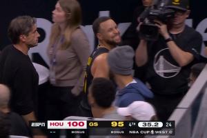 什么情況！比賽還剩最后35秒！庫里一瘸一拐微笑著提前離場！