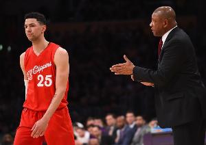 小里弗斯：我在快船能成長(zhǎng)不是因?yàn)槲野?而是因?yàn)樯磉吚蠈⒌膸椭? >
                                        </div>
                                    </div>
                                    <div   id=