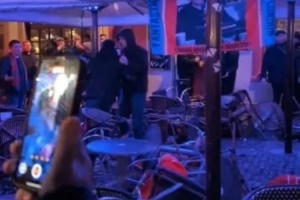 丟雜物+斗毆！太陽(yáng)報(bào)：部分水晶宮球迷賽前在斯特拉斯堡引發(fā)沖突