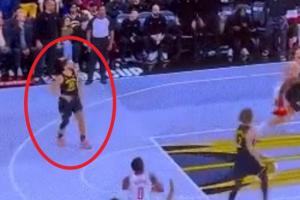 庫里繞掩護撞到申京后一瘸一拐 隨后仍然發(fā)力拼搶籃板&參與進攻