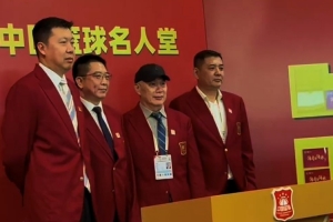 中韓大戰(zhàn)！中國籃球名人堂成員王治郅&胡衛(wèi)東&鞏曉彬&匡魯彬觀戰(zhàn)