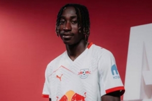 世體：巴薩計劃下賽季引進一名左邊鋒，他們正在關(guān)注小將迪奧曼德