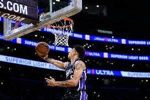 撲太兇！克利福德防守菲利波夫斯基三分 被吹一級(jí)惡意犯規(guī)